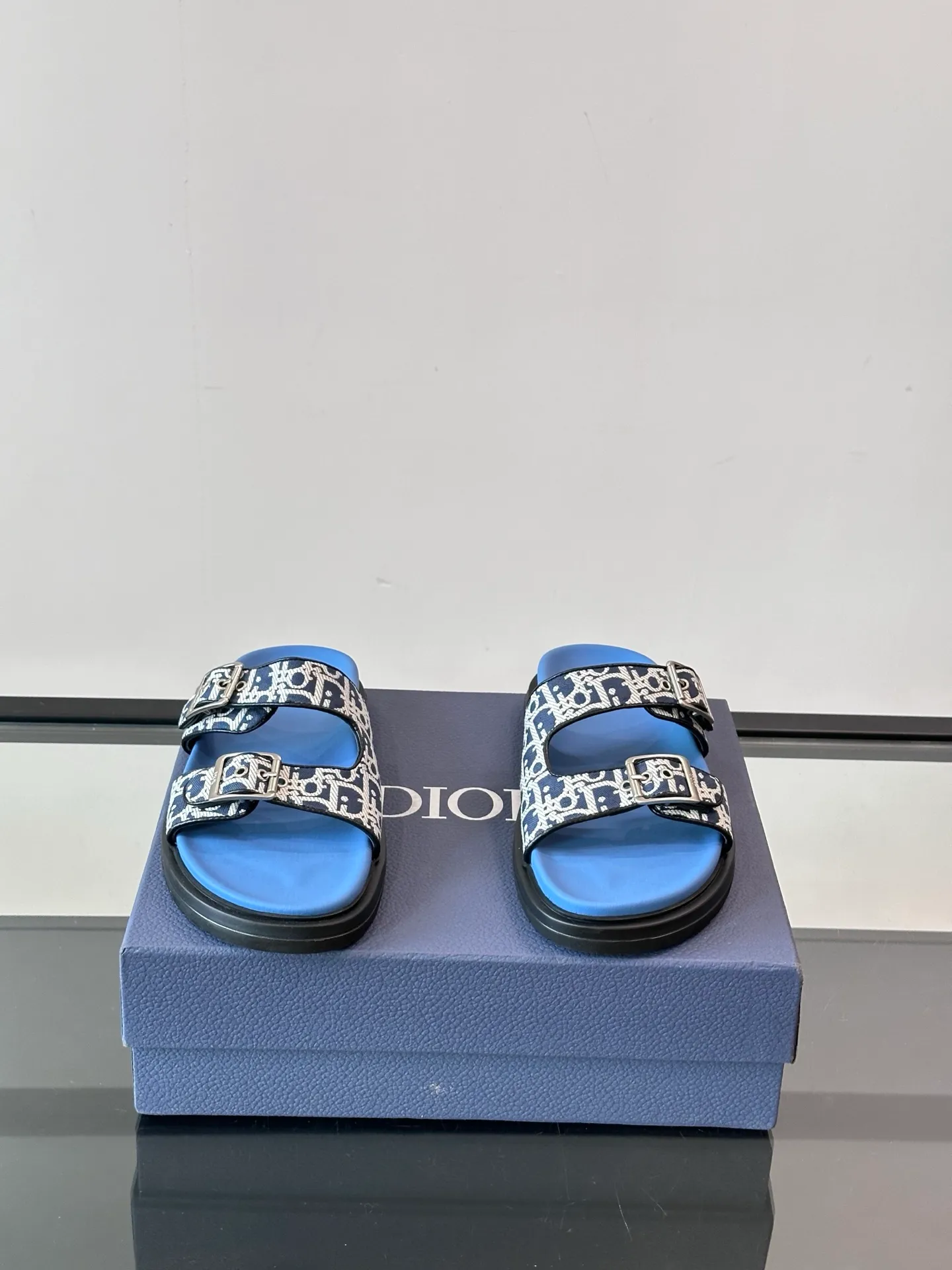 Factory price: 300💰Dior Aqua men's sandals and slippers. Showcasing Dior haute couture design. The Dior gray suede strap is accented with an aluminum Dior buckle for added style. Paired with a comfortable tonal notch sole, they pair easily with shorts or jeans for a sophisticated look. Main body: suede cow leather, technical fabric lining: cow leather, with adjustable straps, aluminum Dior buckle, Dior gray EVA insole, tonal notch rubber outsole splicing structure👌👌 size: 38-44 (45.46 customized)